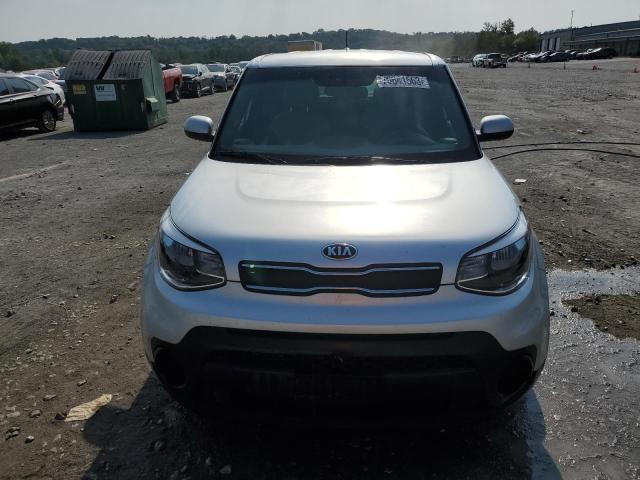 KNDJN2A28K7698255 - 2019 KIA SOUL SILVER photo 5