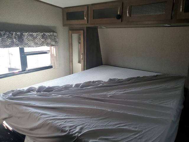 4YDF32F24J1533631 - 2018 KEYSTONE SPRINTER TWO TONE photo 5