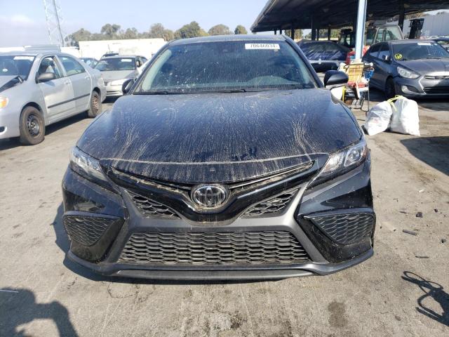 4T1G11AK5RU856848 - 2024 TOYOTA CAMRY SE NIGHT SHADE BLACK photo 5