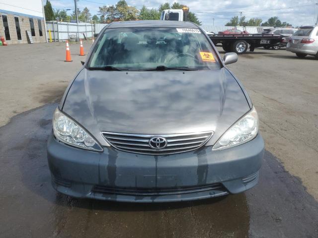 JTDBF30K750162421 - 2005 TOYOTA CAMRY LE GRAY photo 5
