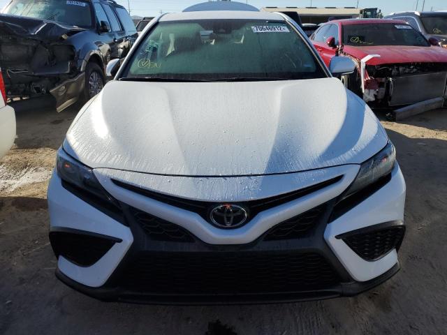 4T1G11AK0PU737019 - 2023 TOYOTA CAMRY SE NIGHT SHADE WHITE photo 5
