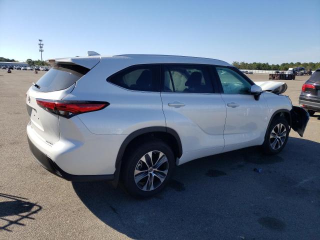5TDGZRBH2NS248248 - 2022 TOYOTA HIGHLANDER XLE WHITE photo 3