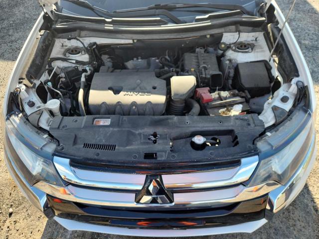 JA4AZ3A36GZ062331 - 2016 MITSUBISHI OUTLANDER SE WHITE photo 11