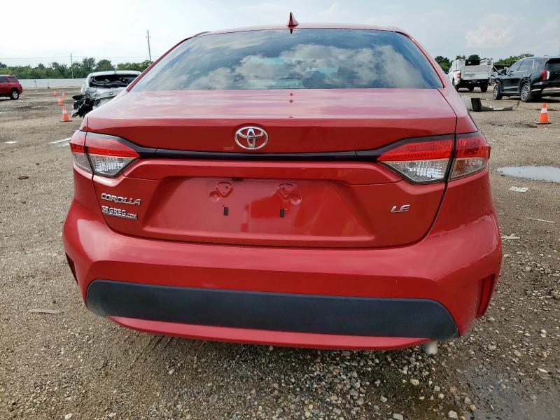 5YFEPMAE8MP215575 - 2021 TOYOTA COROLLA LE RED photo 6