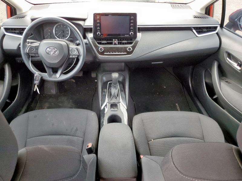 5YFEPMAE8MP215575 - 2021 TOYOTA COROLLA LE RED photo 8