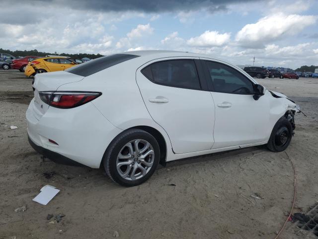 3MYDLBZV1GY104422 - 2016 TOYOTA SCION IA WHITE photo 3