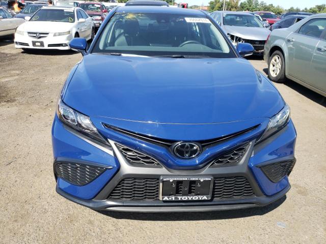 4T1G11AK2RU189592 - 2024 TOYOTA CAMRY SE NIGHT SHADE BLUE photo 5