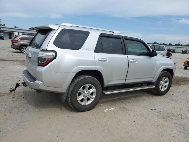 JTEBU5JR1J5492478 - 2018 TOYOTA 4RUNNER SR5/SR5 PREMIUM SILVER photo 3