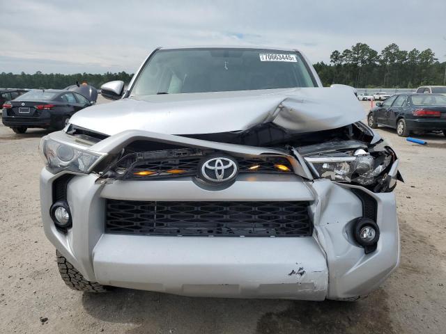 JTEBU5JR1J5492478 - 2018 TOYOTA 4RUNNER SR5/SR5 PREMIUM SILVER photo 5