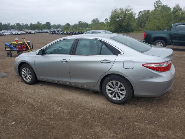 4T4BF1FK8FR453243 - 2015 TOYOTA CAMRY LE SILVER photo 2