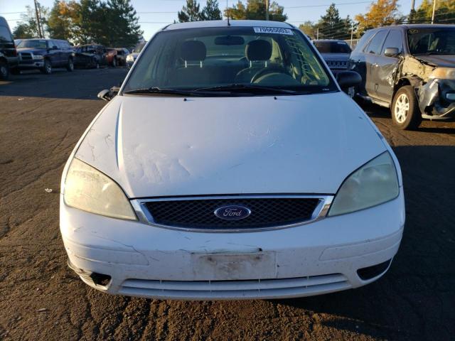 1FAFP34N95W310607 - 2005 FORD FOCUS ZX4 WHITE photo 5