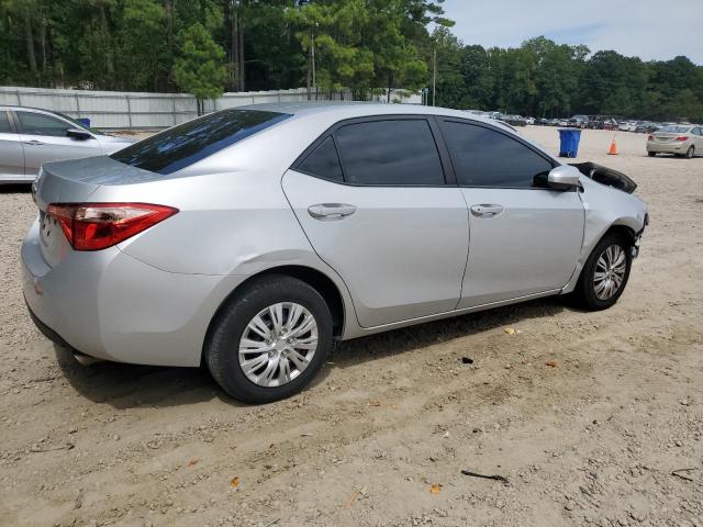 2T1BURHE9JC047844 - 2018 TOYOTA COROLLA L ვერცხლისფერი ფოტო 3