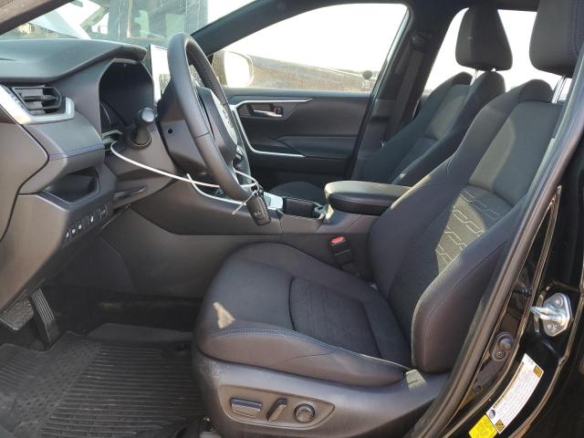JTM16RFVXPD105013 - 2023 TOYOTA RAV4 SE Черный фото 7
