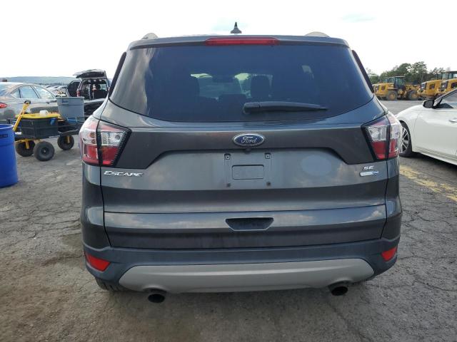 1FMCU9GD7JUC44278 - 2018 FORD ESCAPE SE رمادي صورة 6