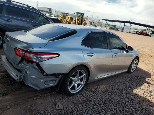 4T1B11HK1JU033497 - 2018 TOYOTA CAMRY L 银色 照片 3