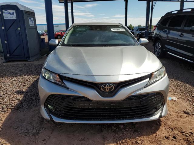 4T1B11HK1JU033497 - 2018 TOYOTA CAMRY L 银色 照片 5