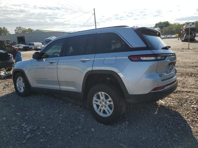 1C4RJHAG0P8710302 - 2023 JEEP GRAND CHEROKEE LAREDO SILVER photo 2