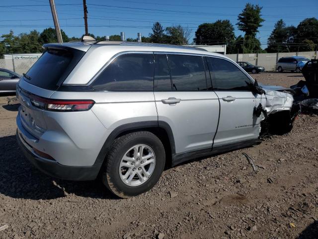 1C4RJHAG0P8710302 - 2023 JEEP GRAND CHEROKEE LAREDO SILVER photo 3