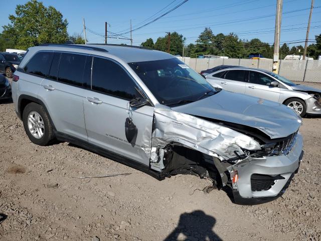 1C4RJHAG0P8710302 - 2023 JEEP GRAND CHEROKEE LAREDO SILVER photo 4