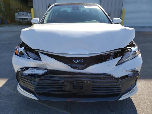 4T1F11BK4PU095687 - 2023 TOYOTA CAMRY XLE WHITE photo 5