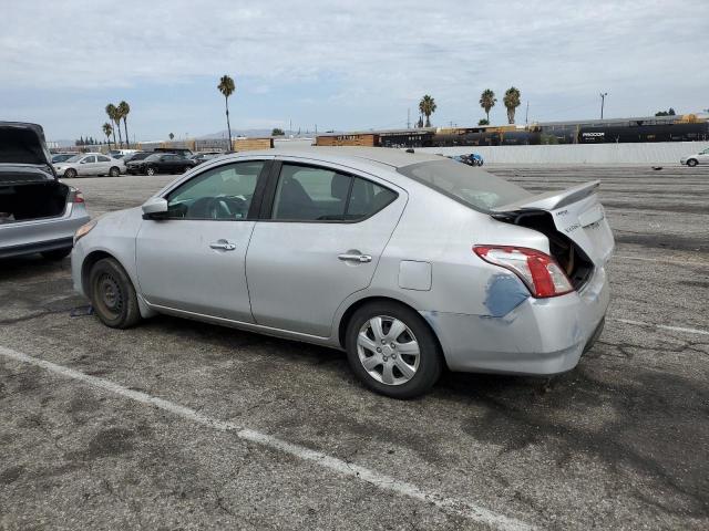 3N1CN7AP6JL884293 - 2018 NISSAN VERSA S 银色 照片 2