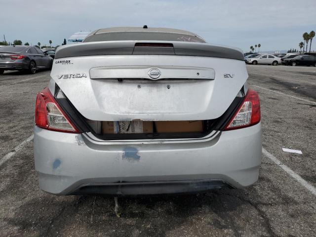 3N1CN7AP6JL884293 - 2018 NISSAN VERSA S 银色 照片 6