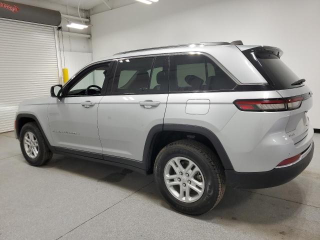 1C4RJHAG2PC673380 - 2023 JEEP GRAND CHER LAREDO Silber Foto 2