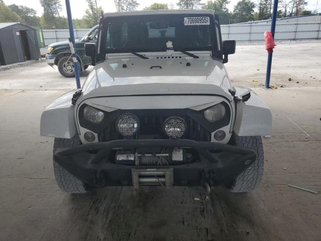 1C4BJWEG8GL274232 - 2016 JEEP WRANGLER U SAHARA WHITE photo 5