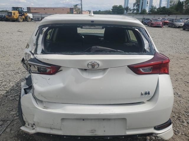 JTNKARJE7JJ558925 - 2018 TOYOTA COROLLA IM WHITE photo 6