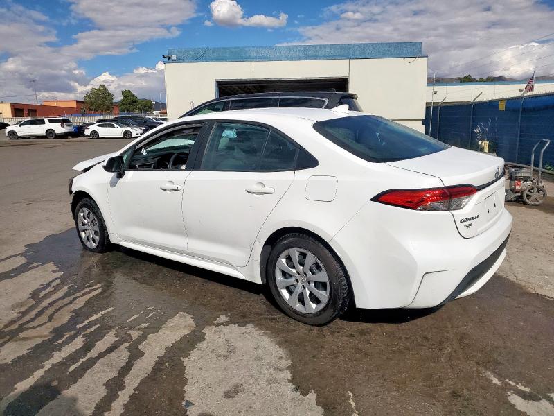 5YFEPMAE9MP224611 - 2021 TOYOTA COROLLA LE WHITE photo 2