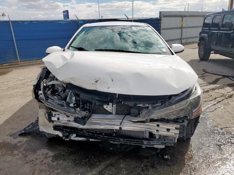 5YFEPMAE9MP224611 - 2021 TOYOTA COROLLA LE WHITE photo 5