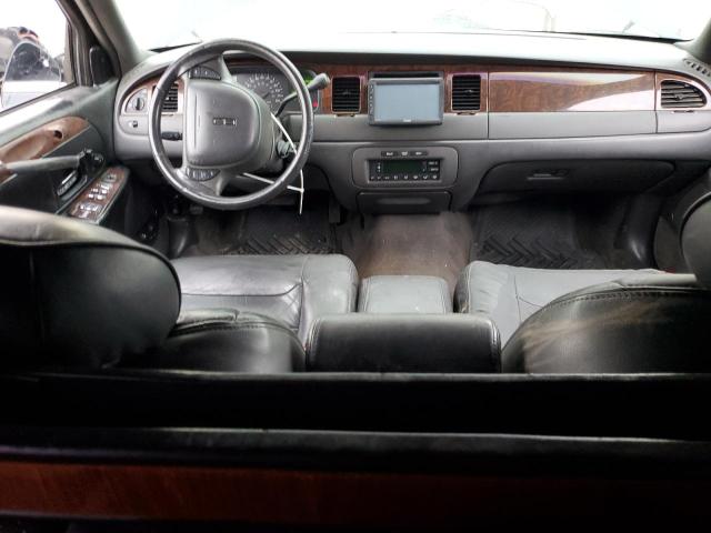 1L1FM81W4XY672667 - 1999 LINCOLN TOWN CAR EXECUTIVE BLACK photo 8