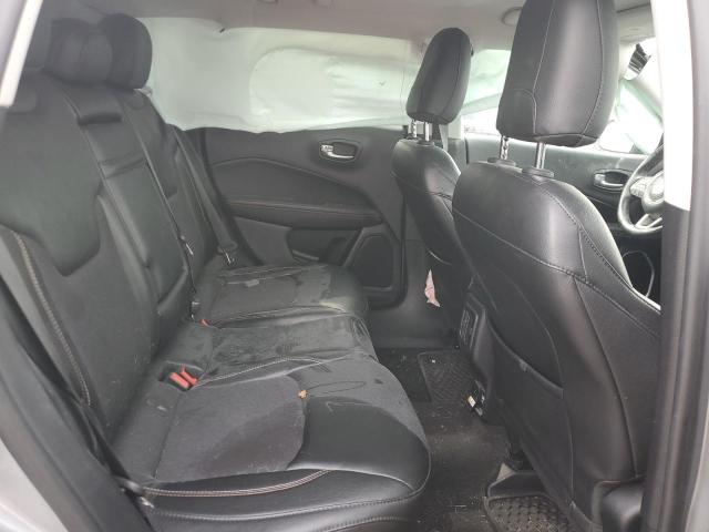 3C4NJDBB4JT396429 - 2018 JEEP COMPASS LATITUDE SILVER photo 11