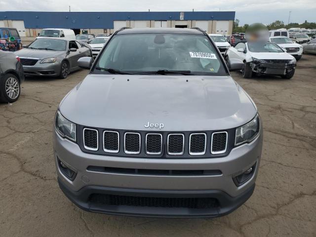 3C4NJDBB4JT396429 - 2018 JEEP COMPASS LATITUDE SILVER photo 5