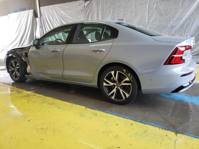 7JRL12GC4SG365671 - 2025 VOLVO S60 PLUS GRAY photo 2