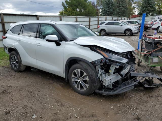 5TDHZRBH3NS584396 - 2022 TOYOTA HIGHLANDER XLE WHITE photo 4