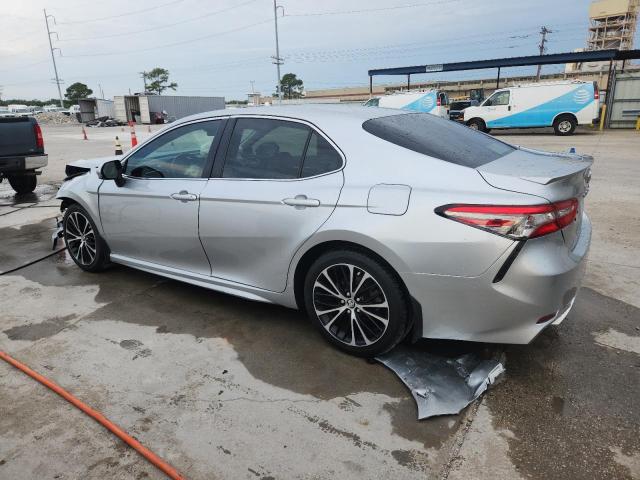 JTNB11HK1J3043310 - 2018 TOYOTA CAMRY L Silber Foto 2