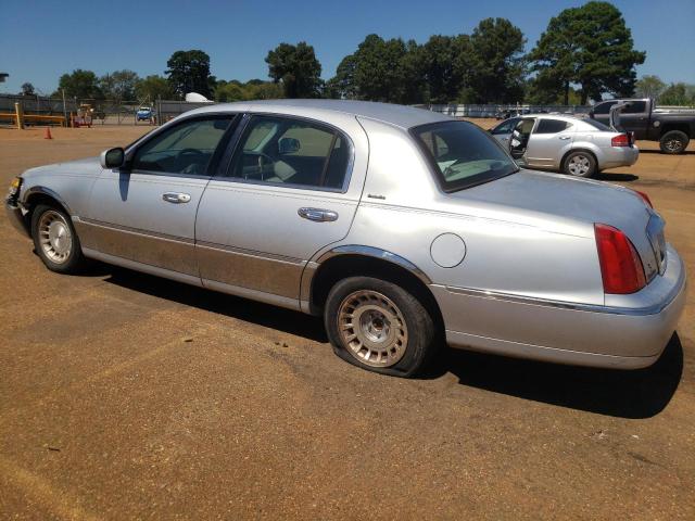 1LNFM81W4WY703347 - 1998 LINCOLN TOWN CAR EXECUTIVE SILVER photo 2