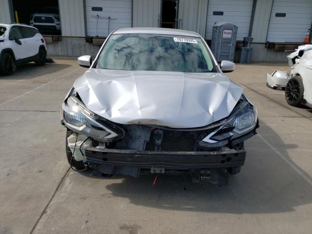 3N1AB7AP8JY242743 - 2018 NISSAN SENTRA S 银色 照片 5