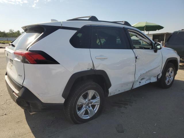 2T3W1RFV4MC152963 - 2021 TOYOTA RAV4 XLE WHITE photo 3