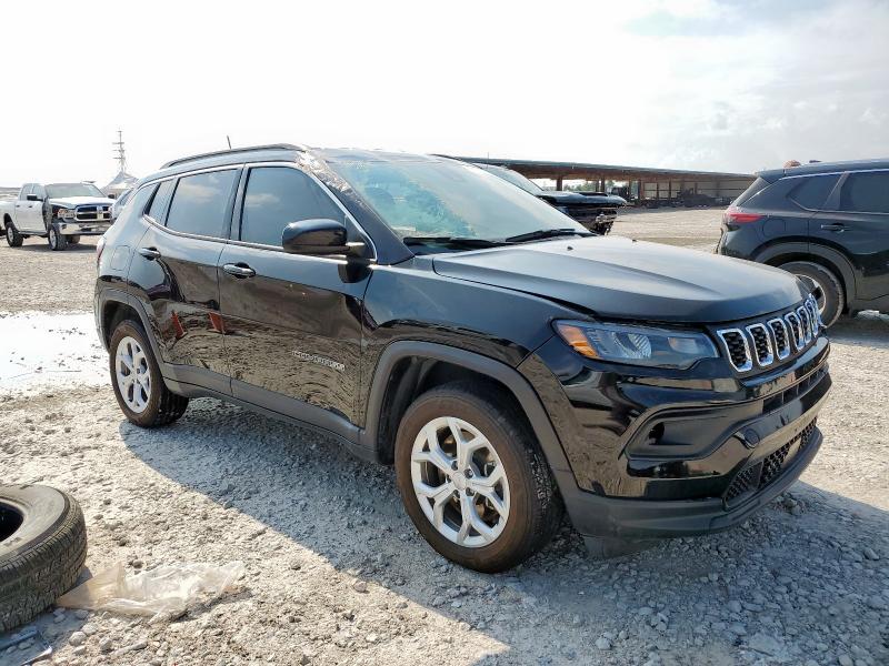 3C4NJDBN7RT127556 - 2024 JEEP COMPASS LATITUDE Schwarz Foto 4