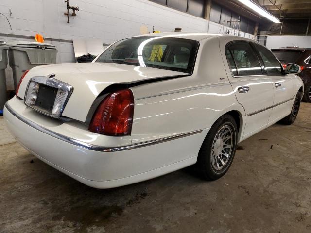 1LNHM82W62Y653603 - 2002 LINCOLN TOWN CAR SIGNATURE WHITE photo 3