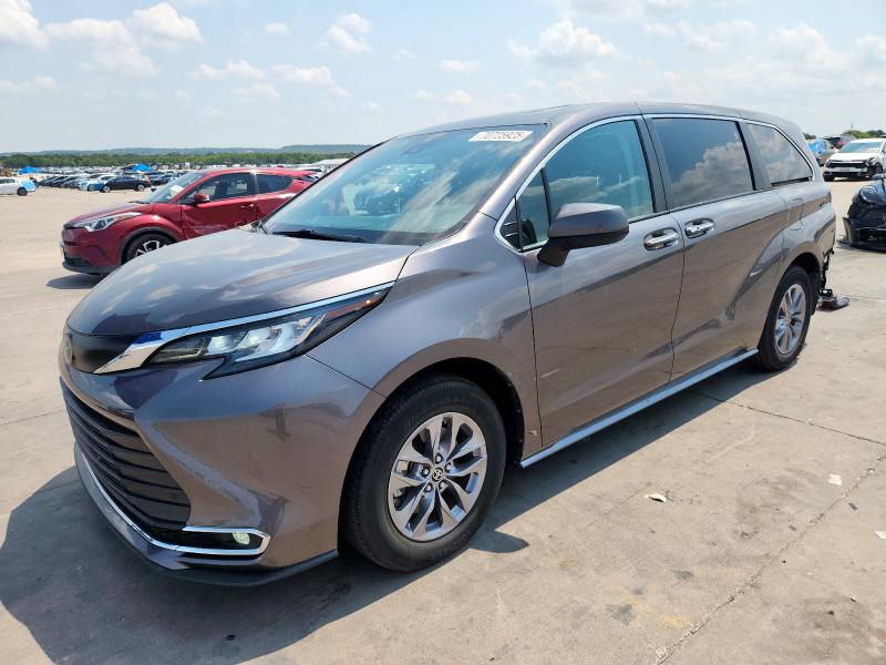 2022 TOYOTA SIENNA XLE, 
