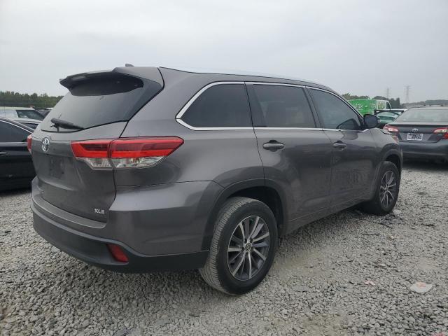 5TDKZRFH2JS530937 - 2018 TOYOTA HIGHLANDER SE GRAY photo 3