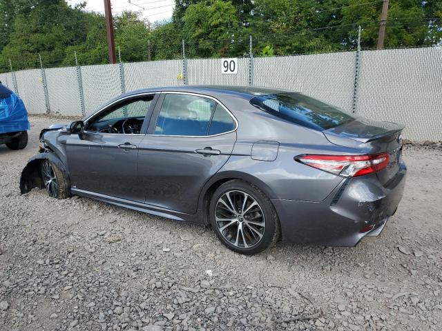 4T1B11HK0JU134918 - 2018 TOYOTA CAMRY L GRAY photo 2