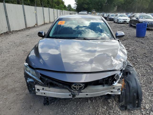 4T1B11HK0JU134918 - 2018 TOYOTA CAMRY L GRAY photo 5