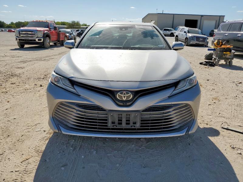 4T1F11AK9LU391560 - 2020 TOYOTA CAMRY XLE SILVER photo 5