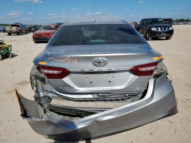 4T1F11AK9LU391560 - 2020 TOYOTA CAMRY XLE SILVER photo 6