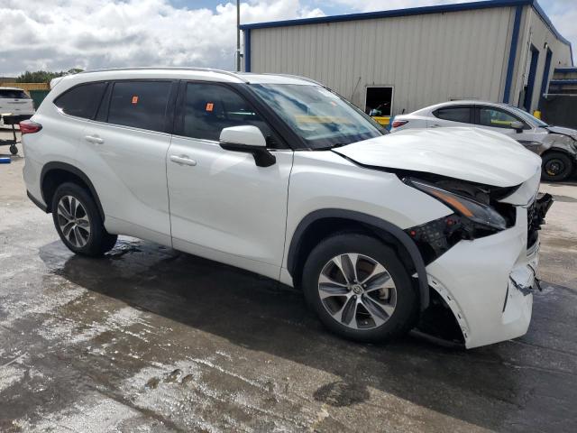 5TDGZRAHXNS551425 - 2022 TOYOTA HIGHLANDER XLE WHITE photo 4