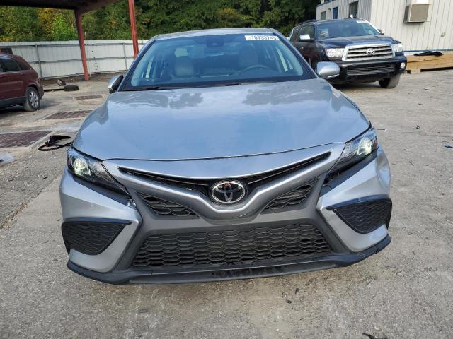 4T1G11AK3RU917324 - 2024 TOYOTA CAMRY SE NIGHT SHADE SILVER photo 5